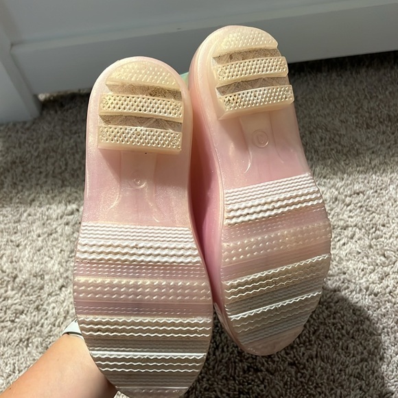 VEUC worn 1x each rain boots and black boots - Picture 7 of 8